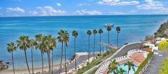  Oceanfront Hamilton Cove villa with breathtaking views and excellent location!