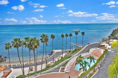  Oceanfront Hamilton Cove villa with breathtaking views and excellent location!