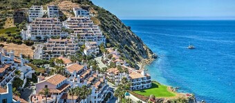  Oceanfront Hamilton Cove villa with breathtaking views and excellent location!