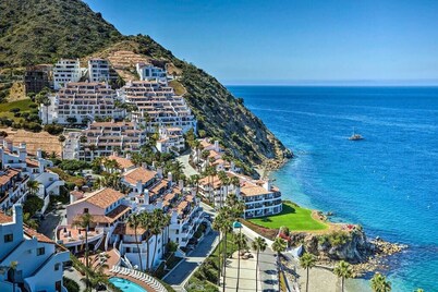  Oceanfront Hamilton Cove Penthouse suite with stunning panoramic views!