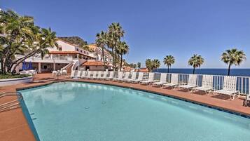 Utendørsbasseng og et oppvarmet basseng