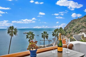 Property grounds -  Oceanfront Hamilton Cove Penthouse suite with stunning panoramic views! (Avalon)