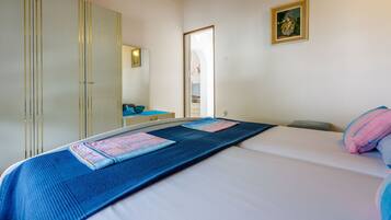 2 bedrooms, iron/ironing board, free WiFi