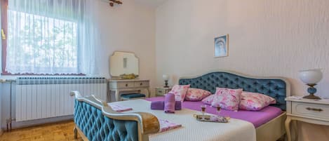 2 bedrooms, iron/ironing board, free WiFi