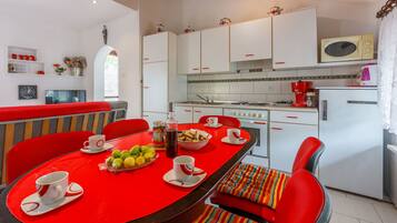 Private kitchen | Fridge, stovetop, espresso maker, electric kettle