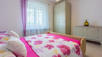 2 bedrooms, iron/ironing board, free WiFi