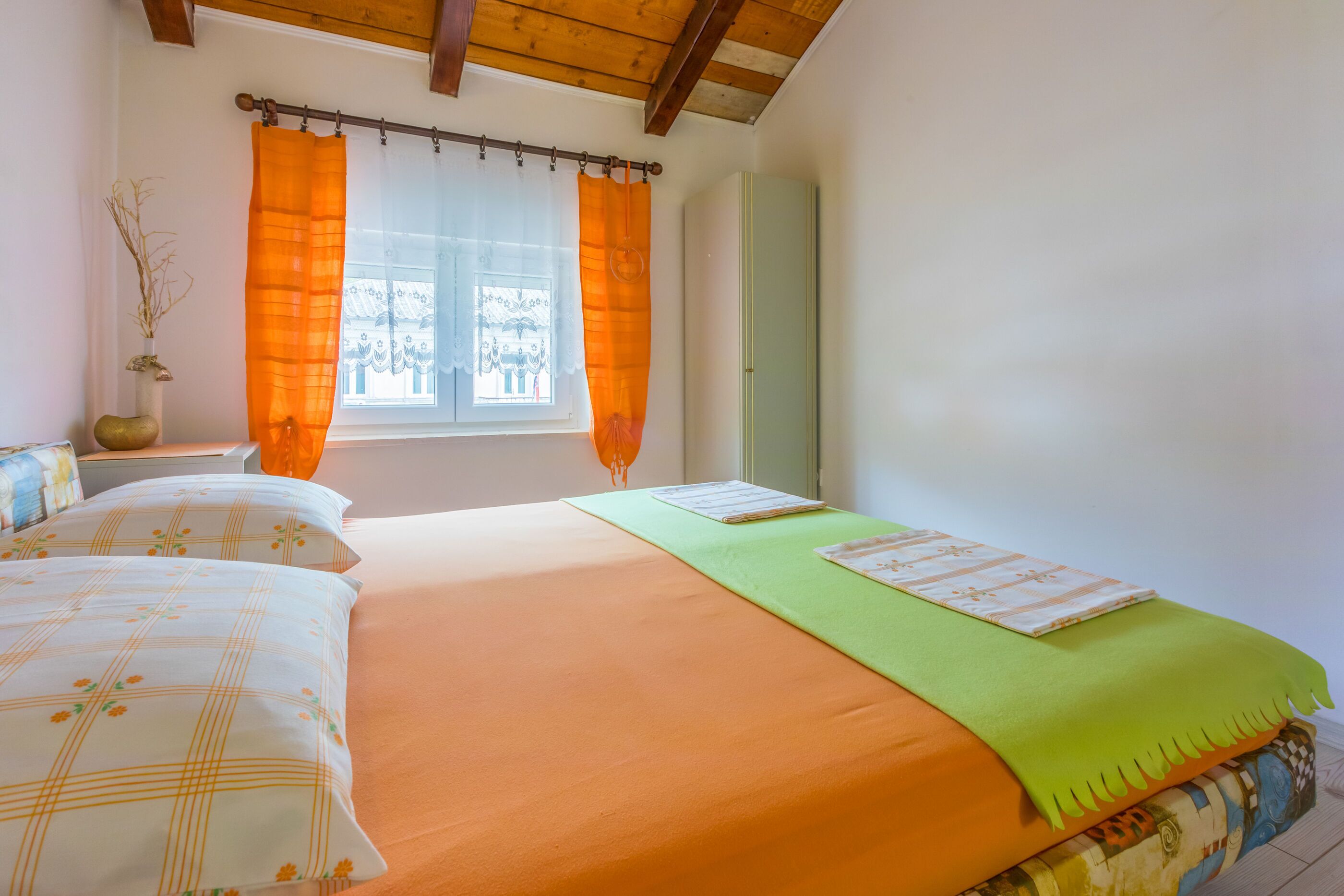 2 bedrooms, iron/ironing board, free WiFi