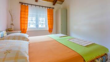 2 bedrooms, iron/ironing board, free WiFi