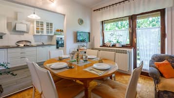 Private kitchen | Fridge, stovetop, espresso maker, electric kettle