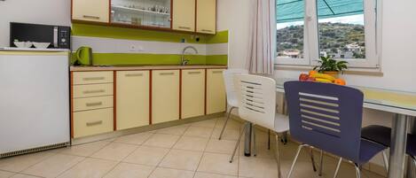 Apartment (A2) | Eigene KĂŒche | KĂŒhlschrank, Mikrowelle, Herdplatte, Espressomaschine