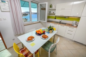 Apartamento (A1) | Cocina privada | Frigorífico, microondas, placa de cocina y máquina de café espresso