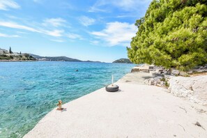 Beach nearby - Apartment Seafront Apartments (Rogoznica)