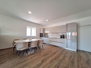 Apartment (A3) | Eigene Küche | Kühlschrank, Ofen, Herdplatte, Espressomaschine