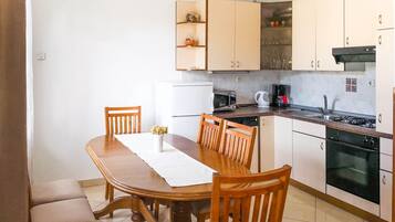 Apartment (A1) | Eigene Küche | Kühlschrank, Mikrowelle, Ofen, Herdplatte