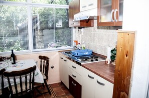 Eigene Küche | Kühlschrank, Mikrowelle, Herdplatte, Espressomaschine