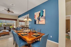 Dining - Lovely Decor and Large Pool Area! Less Than 5 Miles to Disney. #4wh633 (Kissimmee)