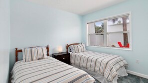 6 bedrooms, desk, iron/ironing board, travel cot
