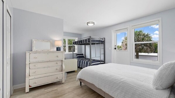 6 bedrooms, desk, iron/ironing board, travel crib