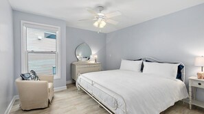 6 slaapkamers, een bureau, een strijkplank/strijkijzer, reisbedje