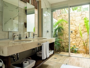 Shower, hair dryer, bidet, towels