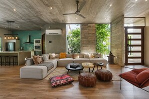 Smart TV, fireplace, books, stereo - CieloAzul|Breakfast Included|HUGEPOOL|Security+Cleaner|5min to the beach |5BR (TULUM)