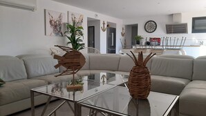 A modern living room with a glass coffee table, a woven vase, and a beige sofa. - ⛰️☀️Villa Le Saint Clair - Entre Pins, Colline & Méditerranée in Sète 🌊🌲 (Sète)