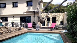 A pool area with clear blue water, surrounded by lounge chairs and a Buddha statue. - ⛰️☀️Villa Le Saint Clair - Entre Pins, Colline & Méditerranée in Sète 🌊🌲 (Sète)