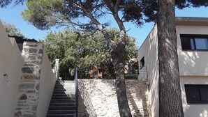 A stone staircase leading up to a building with a modern design, surrounded by trees and a clear sky. - ⛰️☀️Villa Le Saint Clair - Entre Pins, Colline & Méditerranée in Sète 🌊🌲 (Sète)