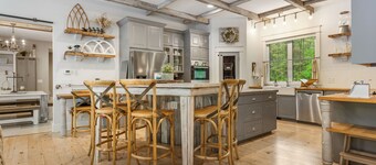 Gorgeous private farmhouse! Heated pool, hot tub & barn in winter. Sleeps 25