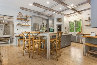 Gorgeous private farmhouse! Heated pool, hot tub & barn in winter. Sleeps 25