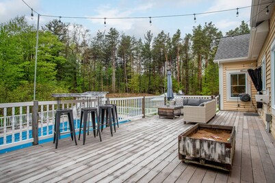 Gorgeous private farmhouse! Heated pool, hot tub & barn in winter. Sleeps 25