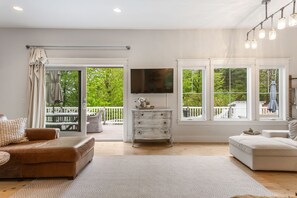 Een smart-tv, videogames, een dvd-speler en tafelvoetbal