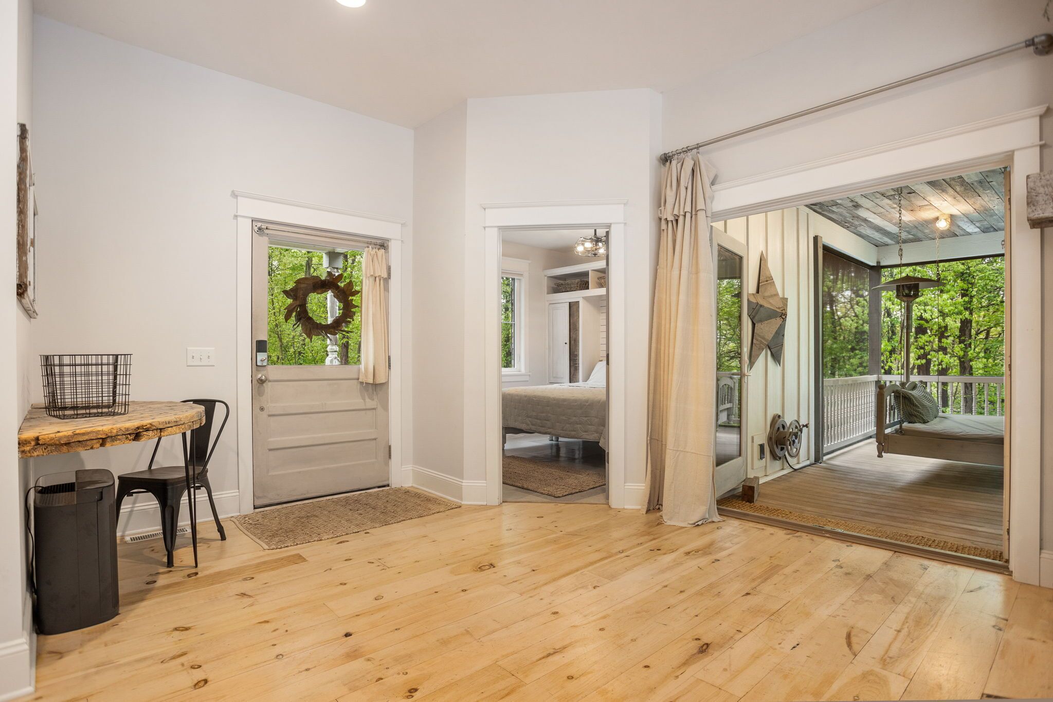 6 habitaciones, tabla de planchar con plancha y cuna de viaje 