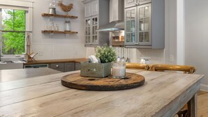 Una cocina con mostradores de madera, una isla central y armarios empotrados.