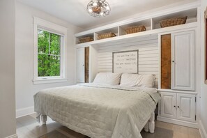 6 habitaciones, tabla de planchar con plancha y cuna de viaje