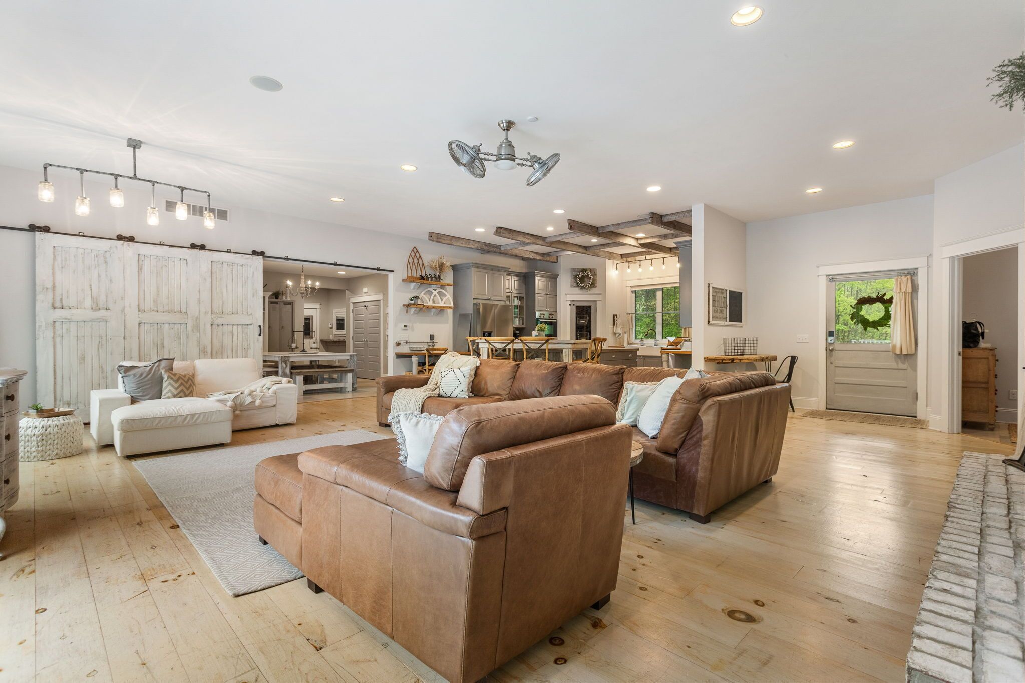 Smart TV, videojuegos, reproductor de DVD y futbolito 