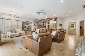 Smart-tv, tv-spel, dvd-spelare och bordsfotboll