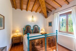 8 chambres, fer et planche à repasser, Wi-Fi, draps fournis