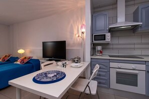 Een koelkast, een microgolfoven, een oven, een broodrooster