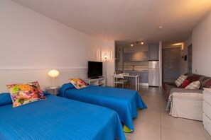 Een strijkplank/strijkijzer, gratis wifi, beddengoed