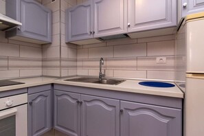 Een koelkast, een microgolfoven, een oven, een broodrooster