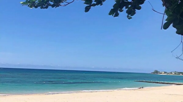 Beach nearby, sun-loungers, beach towels