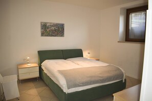2 bedrooms, free cots/infant beds, bed sheets