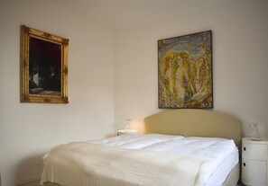 2 Schlafzimmer, kostenlose Babybetten, Bettwäsche