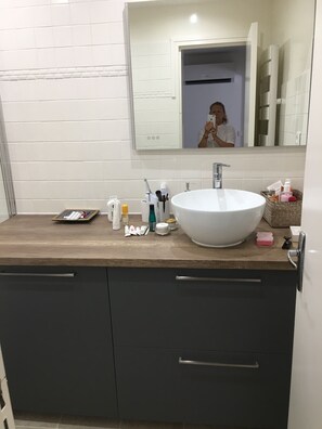 Ensemble douche/baignoire, sĂšche-cheveux, savon, papier toilette