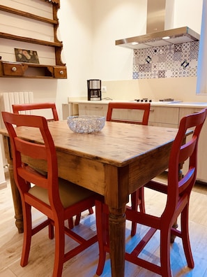 Geschirrspüler, Wasserkocher mit Kaffee-/Teezubehör