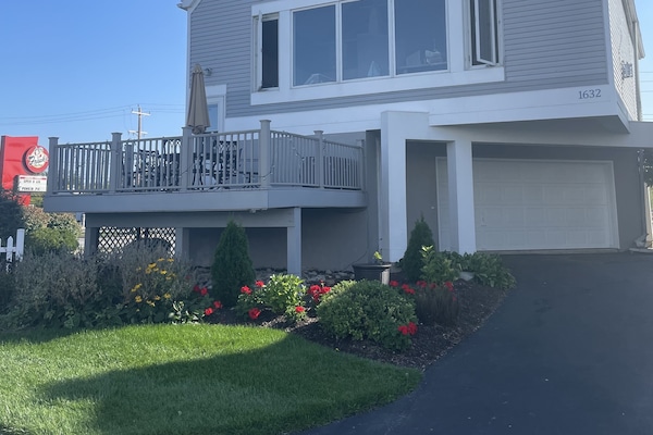 Lake house close to pool, beach and walking distance to the Jet Express