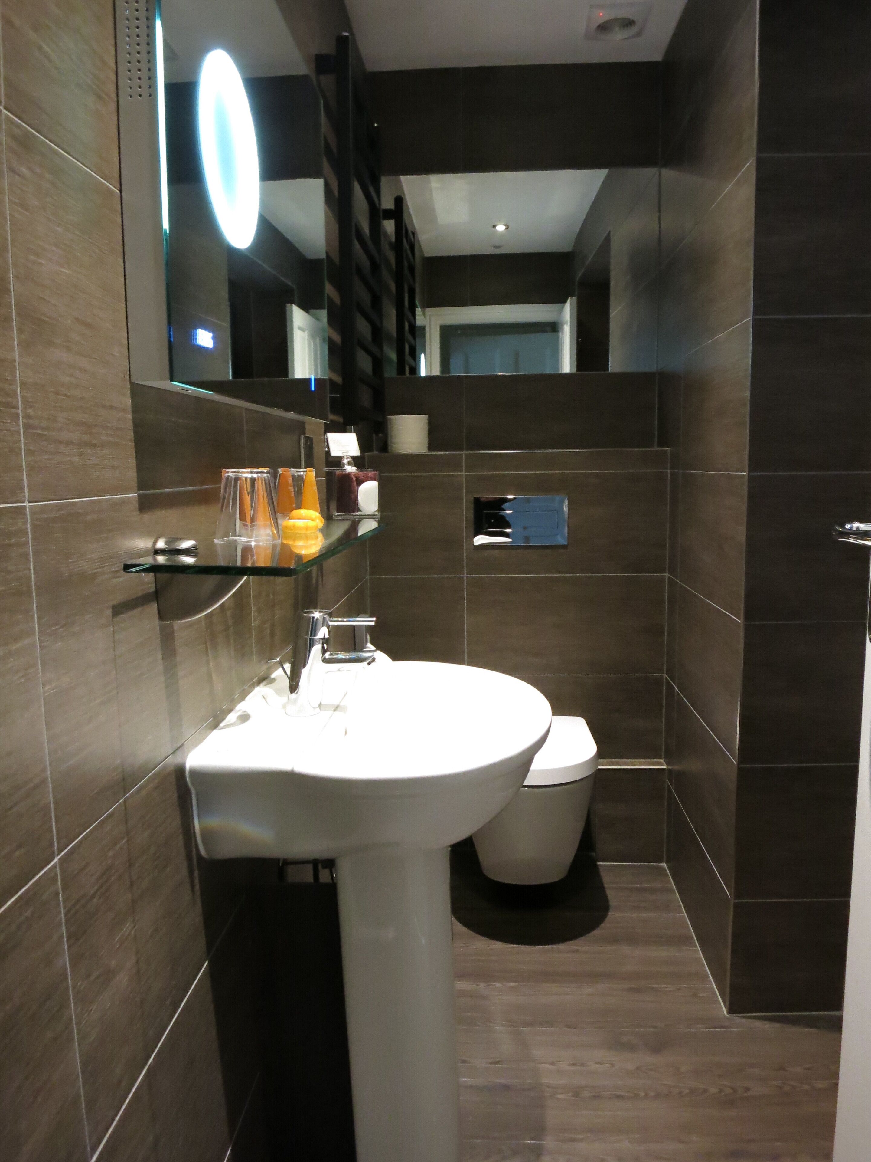 Executive Room | Bathroom | Shower, free toiletries, hair dryer