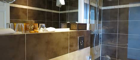 Studio Suite | Bathroom | Shower, free toiletries, hair dryer
