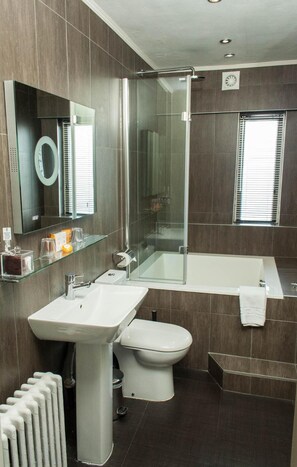 Shower, free toiletries, hair dryer - The Studley Hotel (Harrogate)